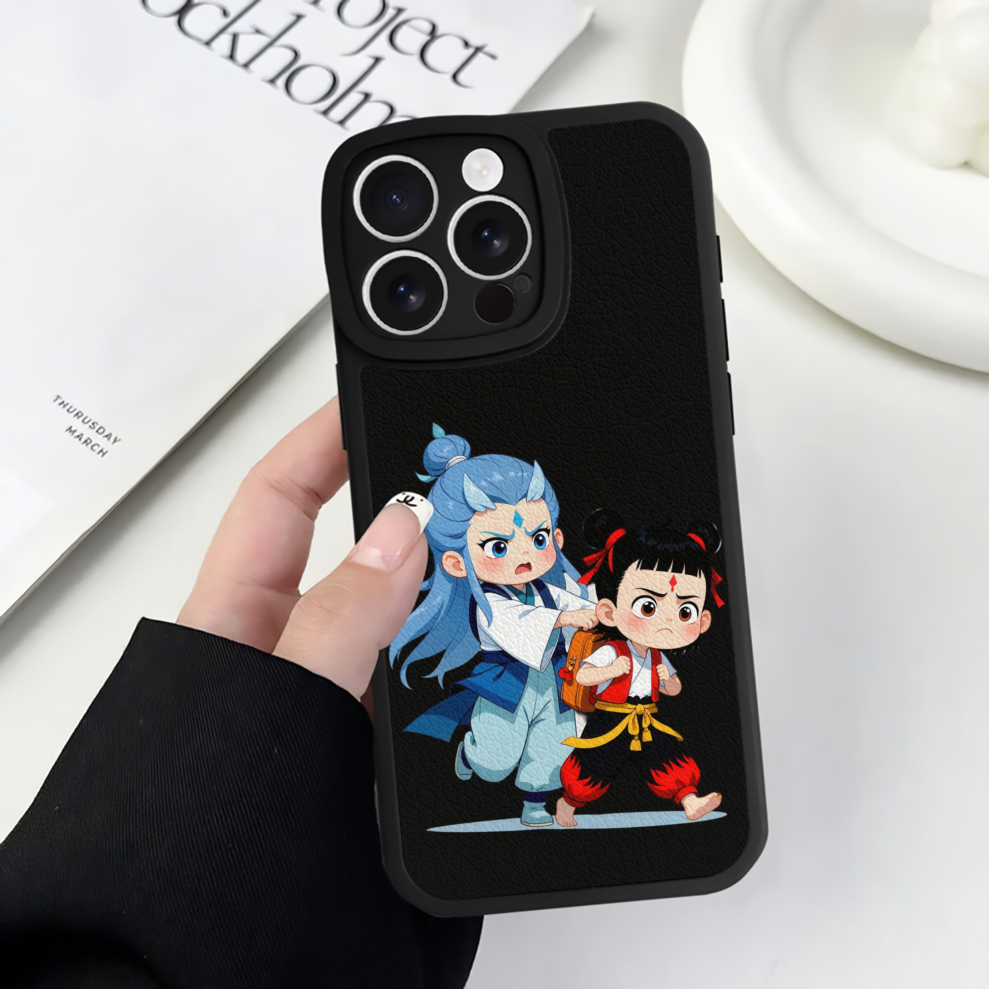 （画像用） Ne Zha 2 ナタ 魔童の大暴れ 【iPhone 16シリーズ対応】シリコンスマホケース（レザー調） 材質：シリコン